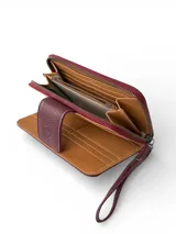 Billetera tipo clutch o cartera de mano, color vino tinto, con textura de cuero cocodrilo (crocco). Presenta un cierre de solapa con broche y costuras en contraste color claro. Incluye una correa de muñeca desmontable.