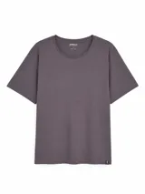 Remera de cuello redondo y manga corta, de corte clásico y color gris oscuro.