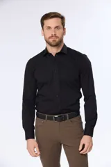 Camisa de vestir negra entallada, de manga larga y cuello clásico.