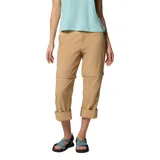 Pantalón de trekking convertible para mujer, color beige, con diseño desmontable que permite transformarlo en shorts. Cuenta con rodillas articuladas, múltiples bolsillos funcionales, presillas para cinturón y dobladillo ajustable.