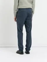 Pantalon de corte clasico en color azul, confeccionado en algodon, con bolsillos delanteros inclinados y bolsillos traseros de ribete.