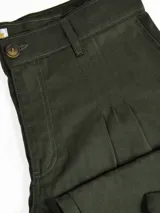 Pantalón de vestir azul marino, tipo bombacha de campo, con pliegues frontales y cintura con trabillas para cinturón.