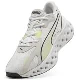 Championes Puma modelo Softride Frequence, color gris claro con detalles en amarillo flúor. Presentan una suela con diseño perforado distintivo y el logo de la marca en el lateral.