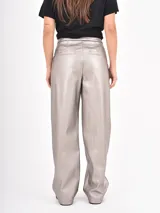 Pantalón de cuero sintético color negro, de corte recto y tiro medio, con cierre frontal y bolsillos laterales.
