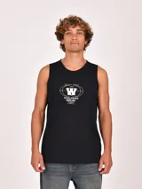 Musculosa negra de corte recto, con cuello redondo y sisas amplias. Presenta un estampado frontal en blanco con un logo circular que incluye una 'W' central y texto alrededor.