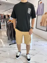 Bermuda de jean estilo cargo con bolsillos laterales con solapa y corte oversize.