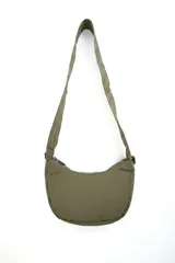 Bandolera de diseño acolchado y formato medialuna en color verde militar, con correa larga ajustable y cierre superior.