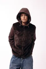 Campera con capucha, cuerpo de pelo sintético y mangas matelaseadas con cierre frontal.