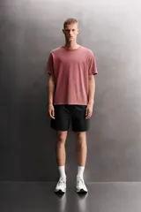 Camiseta de algodón con efecto lavado, cuello redondo y manga corta. Presenta un estampado gráfico a tono en la parte frontal.