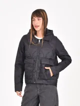 Campera negra con capucha, diseño acolchado con costuras decorativas, cierre frontal y bolsillos delanteros.