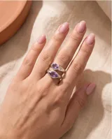 Anillo de plata 925 con diseño cruzado y piedra amatista en forma ovalada.