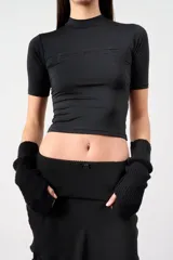 Remera corta negra con cuello alto y mangas cortas.