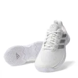 Championes de tenis Adidas Gamecourt 2.0, color blanco con detalles en gris plateado. Presentan una estructura de malla transpirable, cierre con cordones y suela de goma diseñada para ofrecer tracción y estabilidad en la cancha.