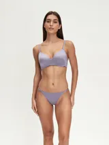 Bombacha tipo colaless de microfibra color violeta, con laterales finos y diseño minimalista.
