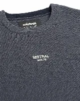 Sweater de algodón con cuello redondo y ajuste relajado. Presenta un diseño minimalista en color gris oscuro con el logo de la marca bordado en relieve en el centro del pecho.