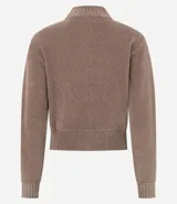 Saco de punto color marrón, con cuello alto, cierre frontal con cremallera, manga larga y terminaciones acanaladas en puños y ruedo.