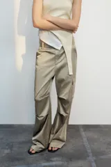 Camiseta de algodón con efecto doble, diseño sin mangas, cuello redondo y detalle de choker a contraste en el mismo tono. Cuenta con bajo asimétrico.