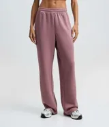 Pantalón de corte recto con cintura elástica y lazo de ajuste frontal. Confeccionado en tejido modal con caída fluida y estructura cómoda.