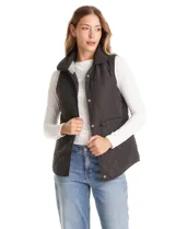 Chaleco reversible de la marca Weekend Routine. Un lado presenta tejido tipo sherpa con estampado a cuadros, cuello alto, cierre frontal con broches a presión y bolsillos con solapa. El otro lado es capitoneado con diseño de rombos. Cuenta con jareta interna en la cintura para ajuste y ruedo redondeado.