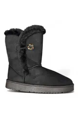 Pantubota de caña media color negro con interior y reborde superior de corderito sintético. Presenta un diseño con solapa lateral y un botón decorativo carey.