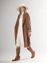 Tapado largo color beige de corderoy con forro animal print, de corte amplio.