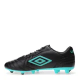 Championes de fútbol 11 Umbro modelo Touch FG, color negro con detalles en rojo vibrante. Presentan un diseño con costuras reforzadas en la puntera, cordones rojos y suela con tapones para césped natural.