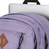 Mochila Jansport modelo Main Campus de color lila, con compartimentos múltiples, bolsillo frontal con cierre, detalle de parche romboidal en cuerina y correas de compresión laterales.