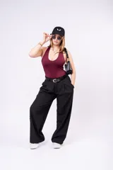 Body negro con escote halter y diseño minimalista que esculpe la silueta.