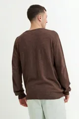 Sweater de punto con escote en V y mangas largas, de calce clásico y puños acanalados.