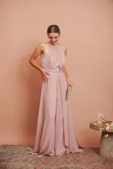 Mono de fiesta color rosa pálido, con cuello halter, cuerpo drapeado con lentejuelas y pantalón palazzo. Incluye cinturón con lentejuelas.