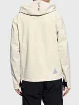 Chaqueta con capucha Moncler modelo Cormet color beige con cierre frontal con cremallera, bolsillos laterales con cremallera y logo de la marca en el pecho.