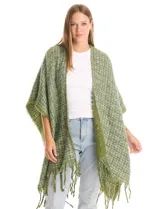 Ruana de tejido tweed en tonos verdes con destellos de lurex, terminación con flecos en el ruedo y diseño abierto.