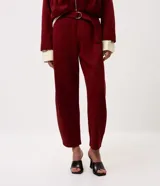 Pantalón barrel de algodón con felpa y caída estructurada, color marrón. Cuenta con cintura de tiro alto y cinto aplicado con hebilla metálica.