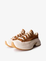 Zapatillas Converse Run Star Crush Ox de diseño contemporáneo y plataforma alta con suela track. Confeccionadas con exterior de textura símil pelo en color marrón y suela blanca con detalles en tono caramelo.