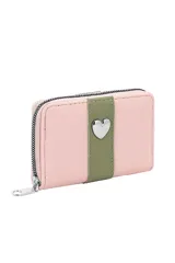 Billetera con cierre de cremallera, cuerpo principal color rosa pálido, con una franja central vertical color verde oliva. En la franja central lleva un aplique metálico con forma de corazón plateado.