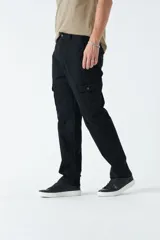 Pantalón cargo verde militar de gabardina, corte recto, con dos bolsillos laterales con fuelle y cierre de solapa, y logo bordado.