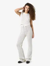 Pantalón tejido de punto color blanco, de corte flare y tiro alto.