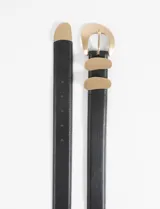 Cinturón negro de cuero sintético con hebilla metálica dorada de forma curva y dos presillas metálicas doradas que sujetan la correa.