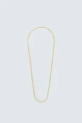 Collar de longitud media compuesto por pequeñas cuentas o abalorios de piedras combinadas en tonos claros y neutros.