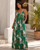 Vestido largo blanco con tirantes finos, escote en V con detalles de encaje y estampado barroco en tonos azules, amarillos y verdes.