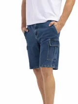 Bermuda de jean azul oscuro, estilo cargo, con bolsillos laterales con tapa a la altura del muslo.