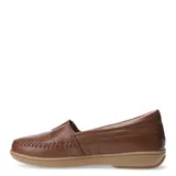 Mocasines de cuero negro con diseño de puntera ovalada y detalle de perforaciones decorativas en el empeine. Presenta costuras reforzadas en el contorno y una suela plana de goma para mayor confort.