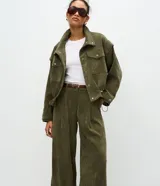 Pantalón wide leg de terciopelo canelado color verde militar, de corte largo, piernas amplias y caída fluida.
