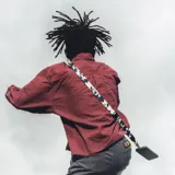 Correa para teléfono Thread con estampado de vaca en blanco y negro, con mosquetón metálico y ajuste deslizable.