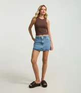 Musculosa cropped de calce ajustado, confeccionada en tejido de ribana acanalado con cuello redondo. Presenta un diseño básico sin mangas y superficie con textura de rayas verticales en relieve.