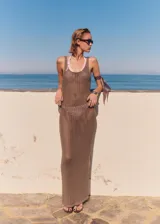 Vestido largo de tejido crochet en color marrón, con cuello redondo, tirantes anchos y diseño recto sin mangas.
