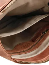 Morral de cuero color marrón de la marca Hush Puppies, con solapa frontal, cierre superior y correa ajustable.