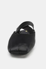 Zapato tipo bailarina destalonada, color negro, con acabado en punta redonda y doble tira elástica cruzada en el empeine.