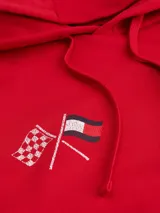 Buzo con capucha de Tommy Hilfiger en colaboración con Cadillac Formula 1 Team. Confeccionado en algodón, presenta un diseño de color rojo con bolsillo tipo canguro, puños y bajo acanalados. Incluye bordados en el pecho con banderas cruzadas y el logo de la colaboración.