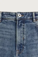 Jeans skinny fit de color azul, con efecto lavado y detalles de roturas en las piernas. Diseño de cinco bolsillos, tiro medio y cierre frontal con cremallera y botón.